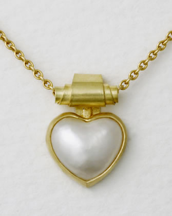 Scroll Pearl heart in 18K yellow gold on yellow gold trace chain